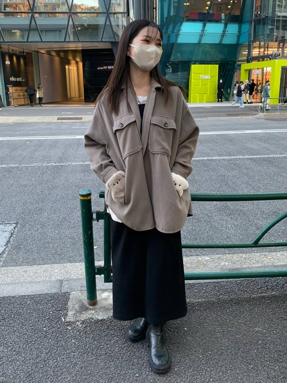 ワンピースコーデの女性