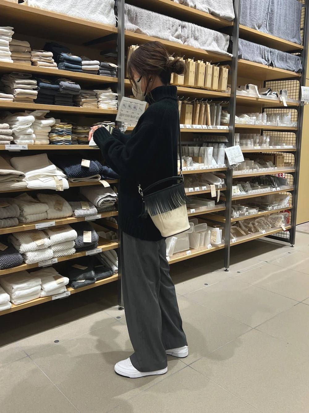 パンツコーデの女性
