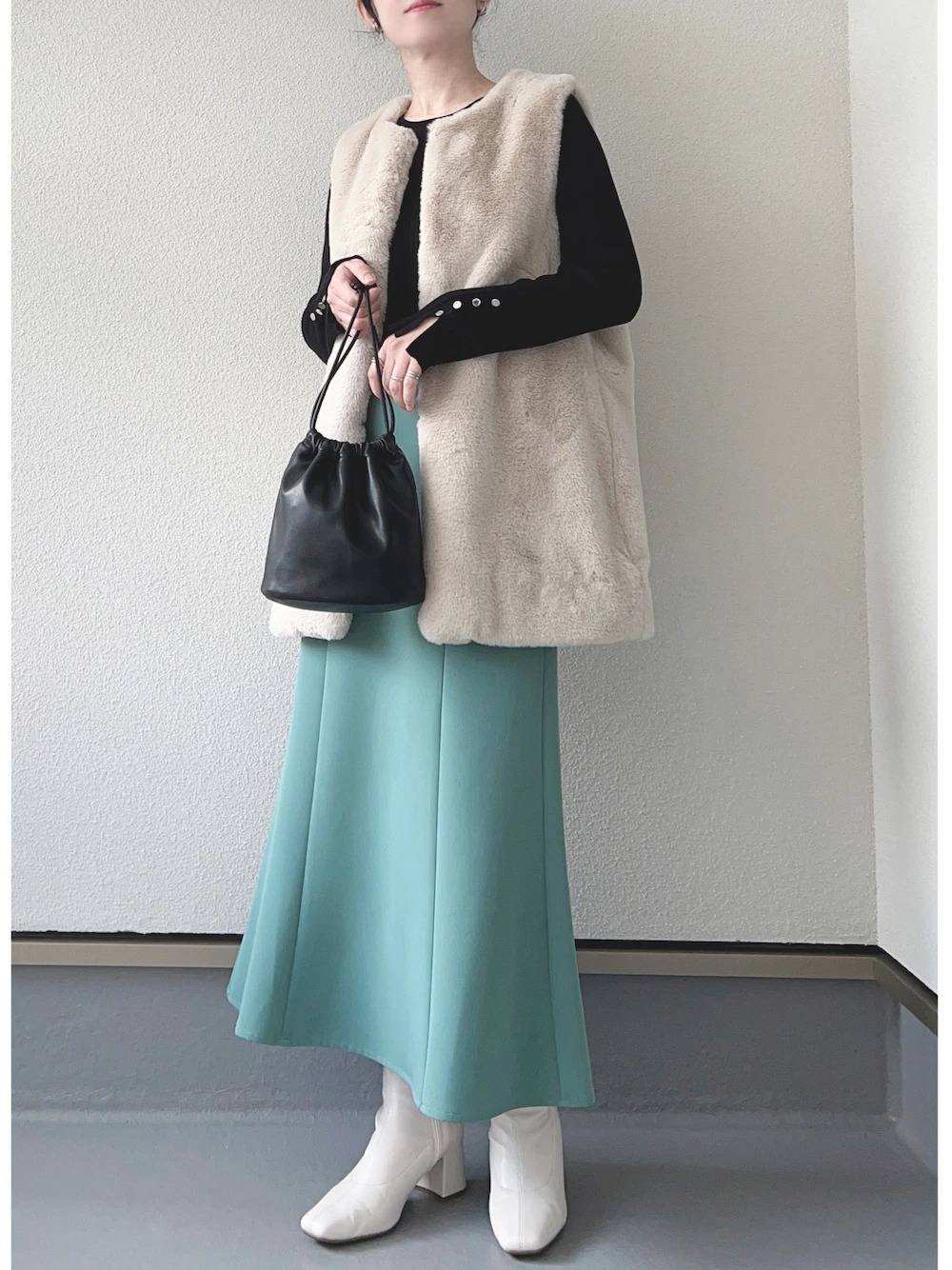 スカートコーデの女性