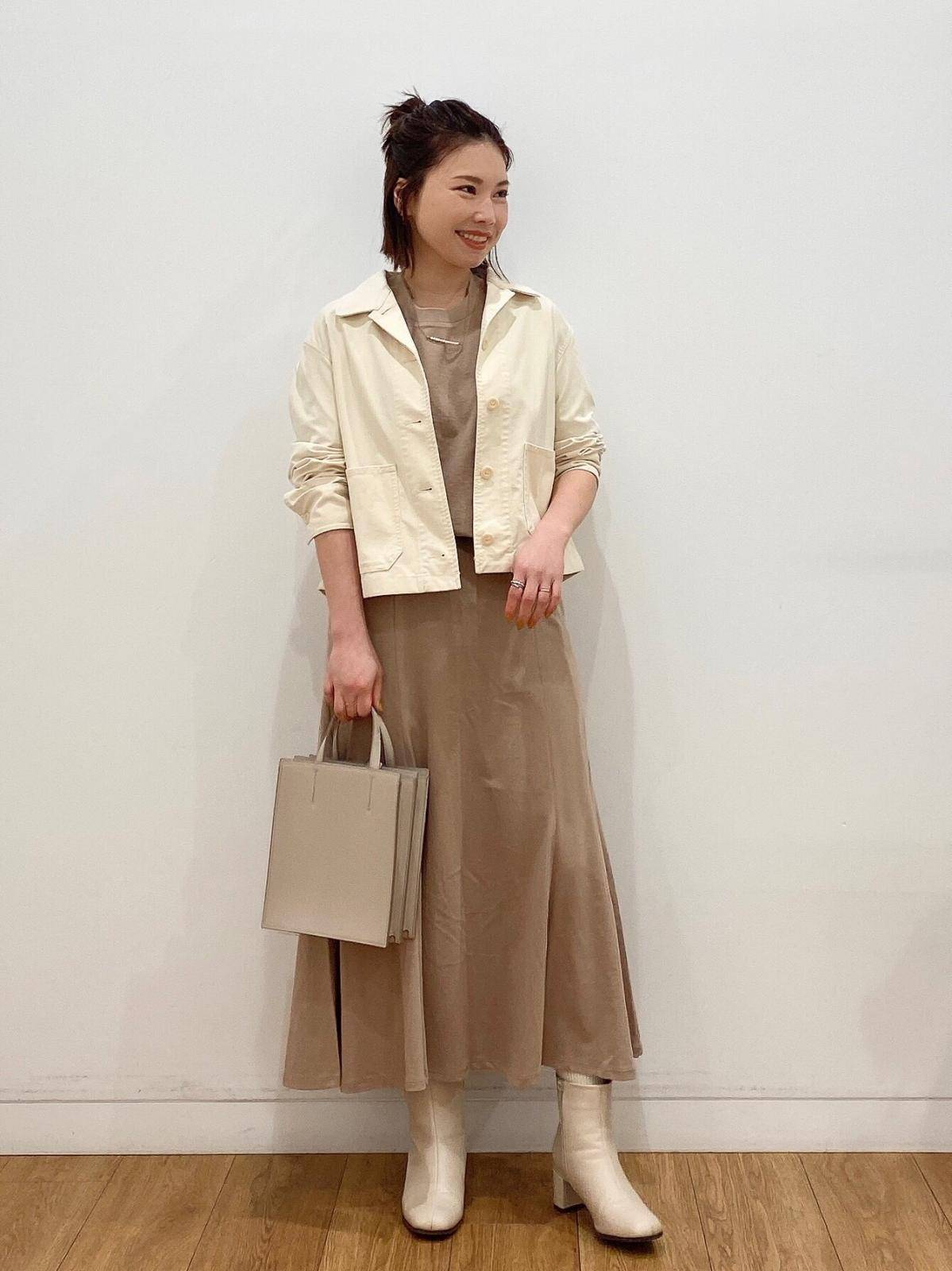 スカートコーデの女性