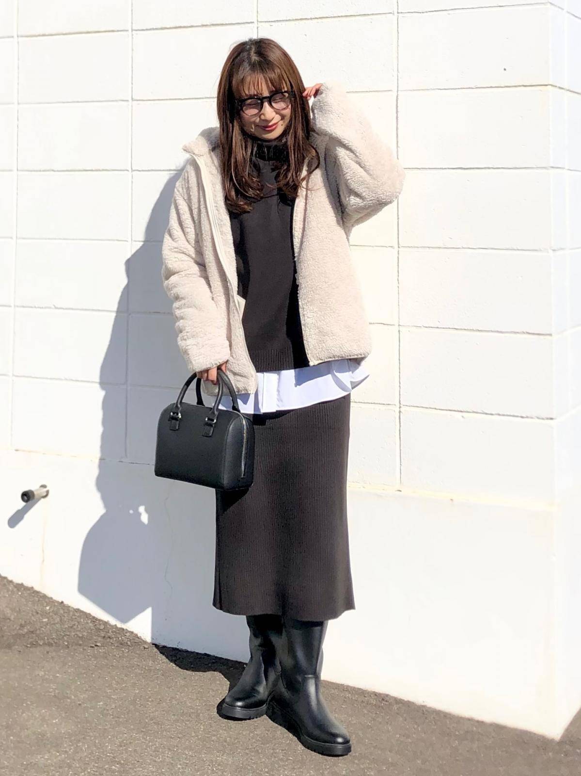 スカートコーデの女性