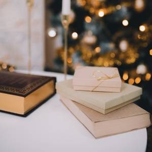  クリスマスのインテリアとテーブルの上の本 