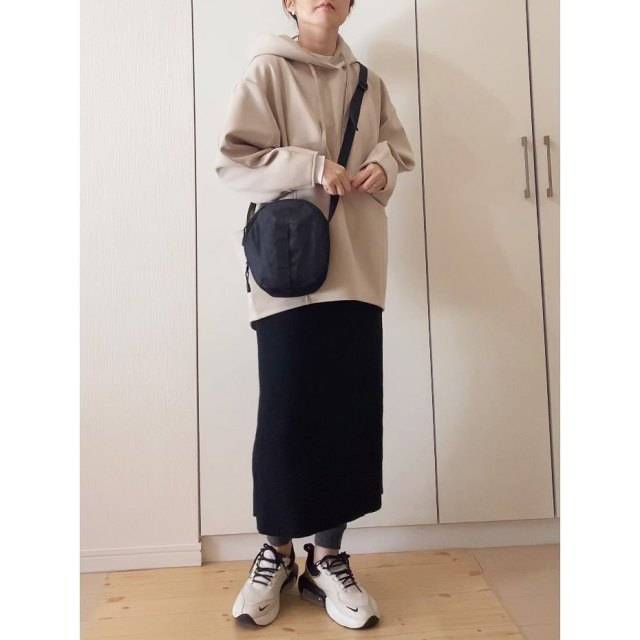 スカートコーデの女性