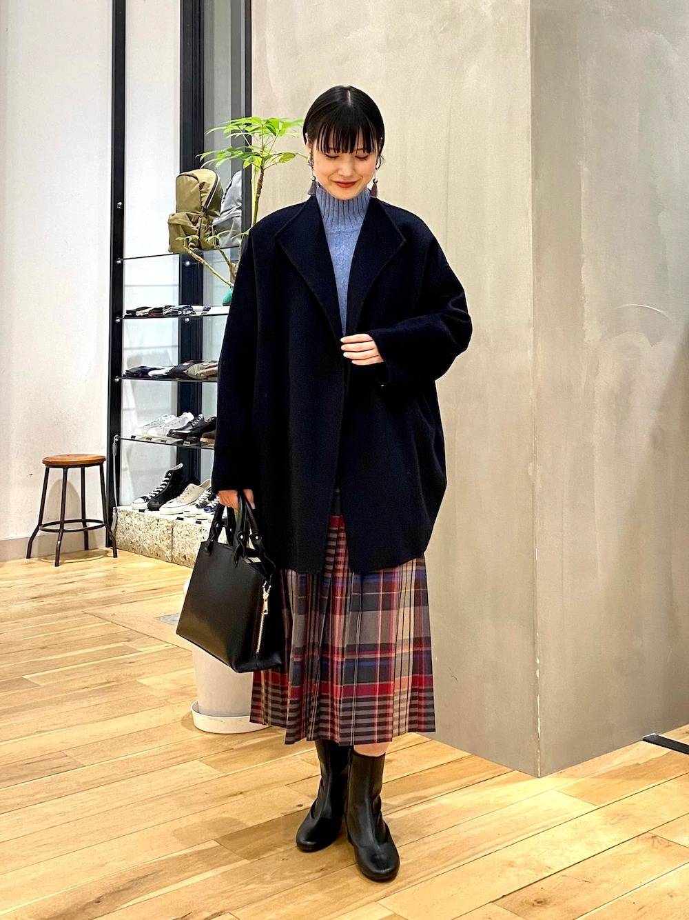 スカートコーデの女性