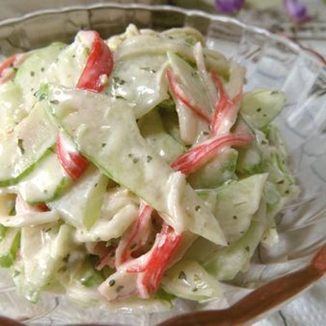 薄切りが美味しいよ♪　セロリとカニカマのわさびマヨサラダ