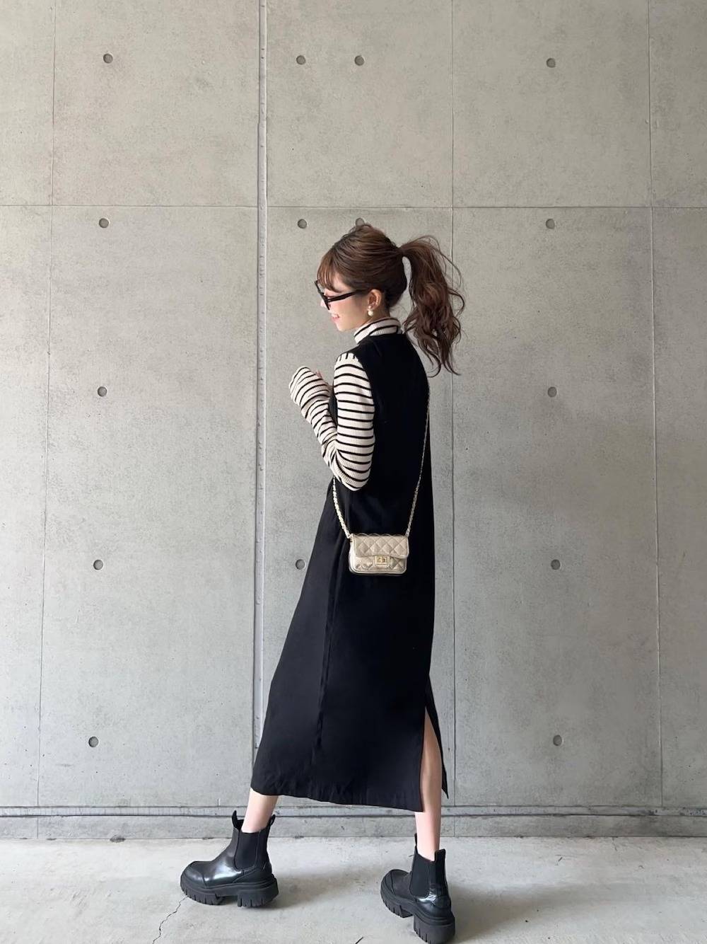 ワンピースコーデの女性