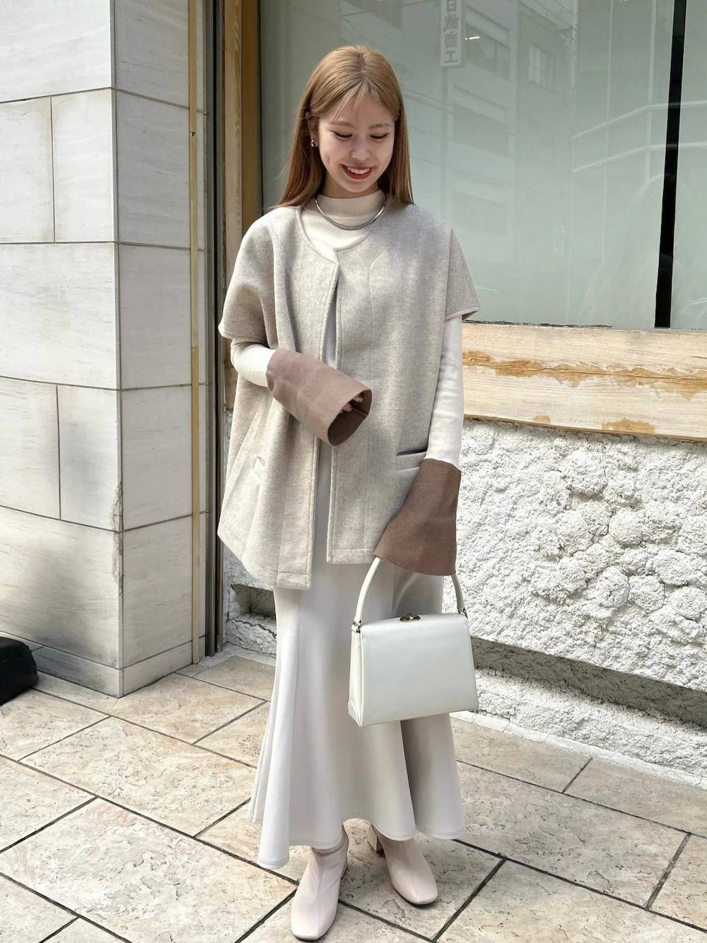 スカートコーデの女性
