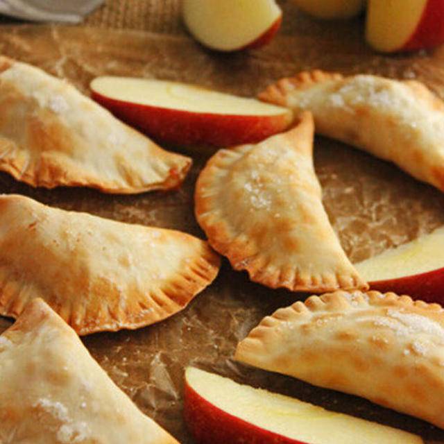 手土産や持ち寄りパーティーにも！餃子の皮で簡単アップルパイ