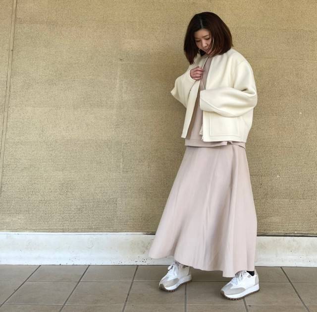 スカートコーデの女性