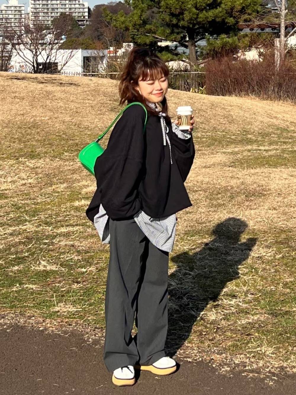 パンツコーデの女性