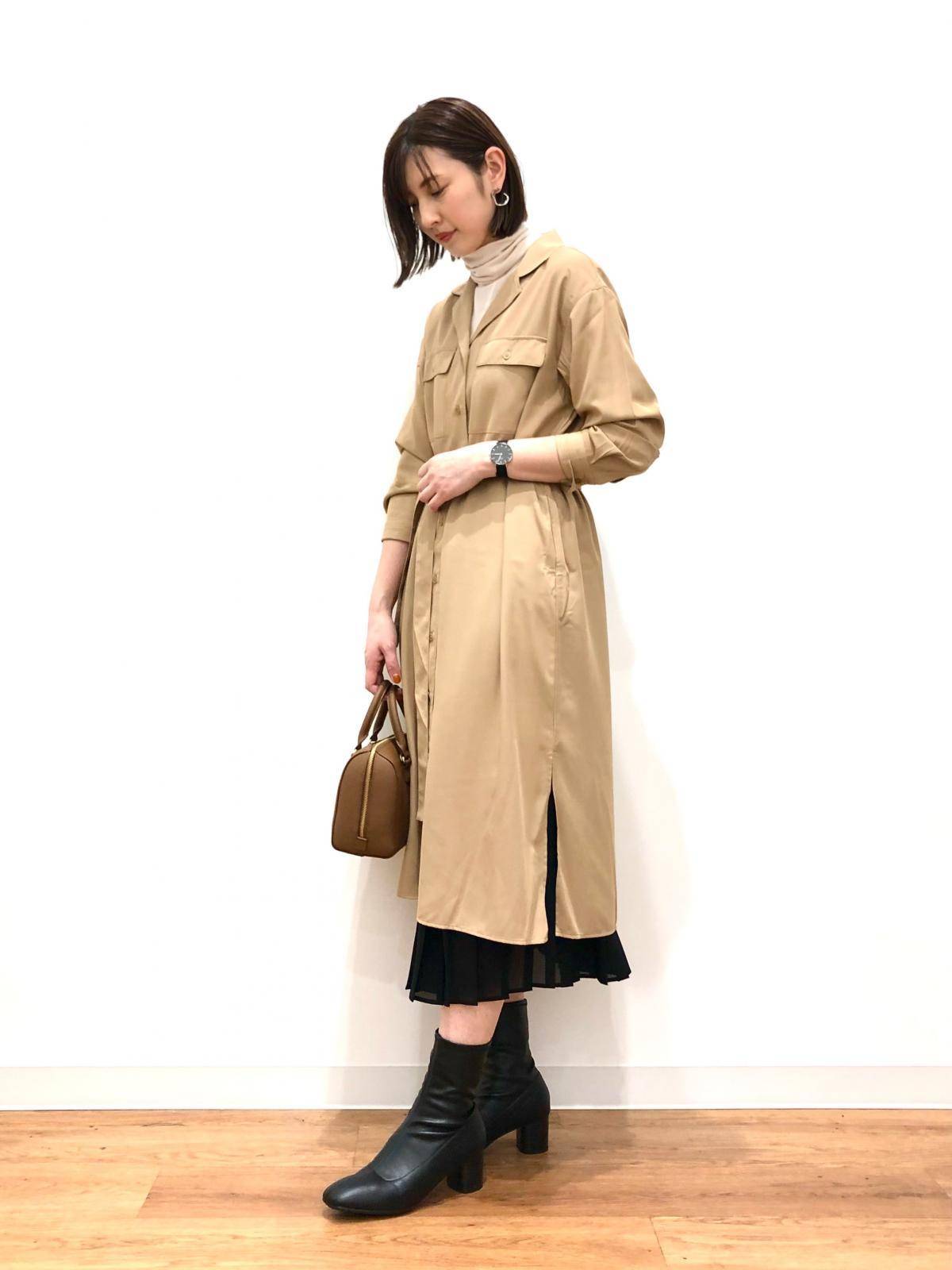 スカートコーデの女性