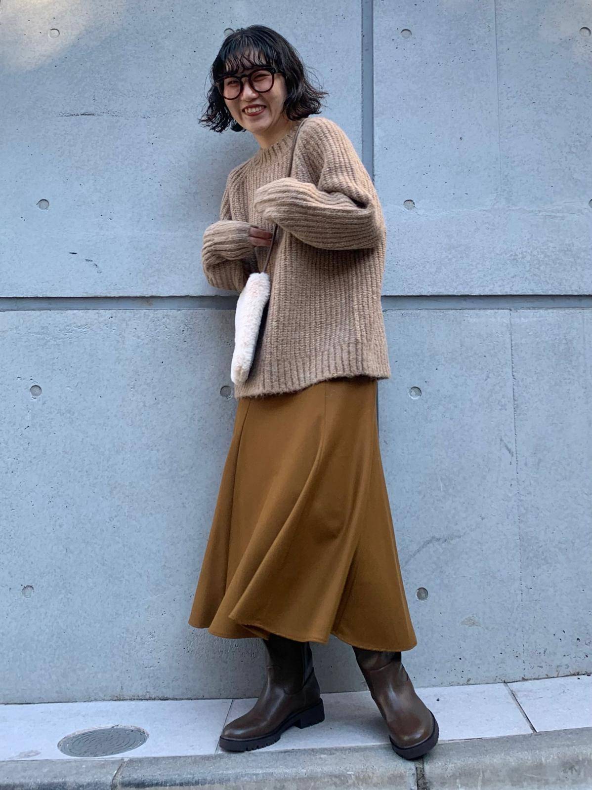 スカートコーデの女性