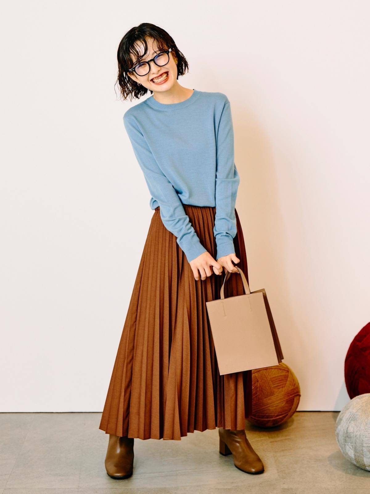 スカートコーデの女性