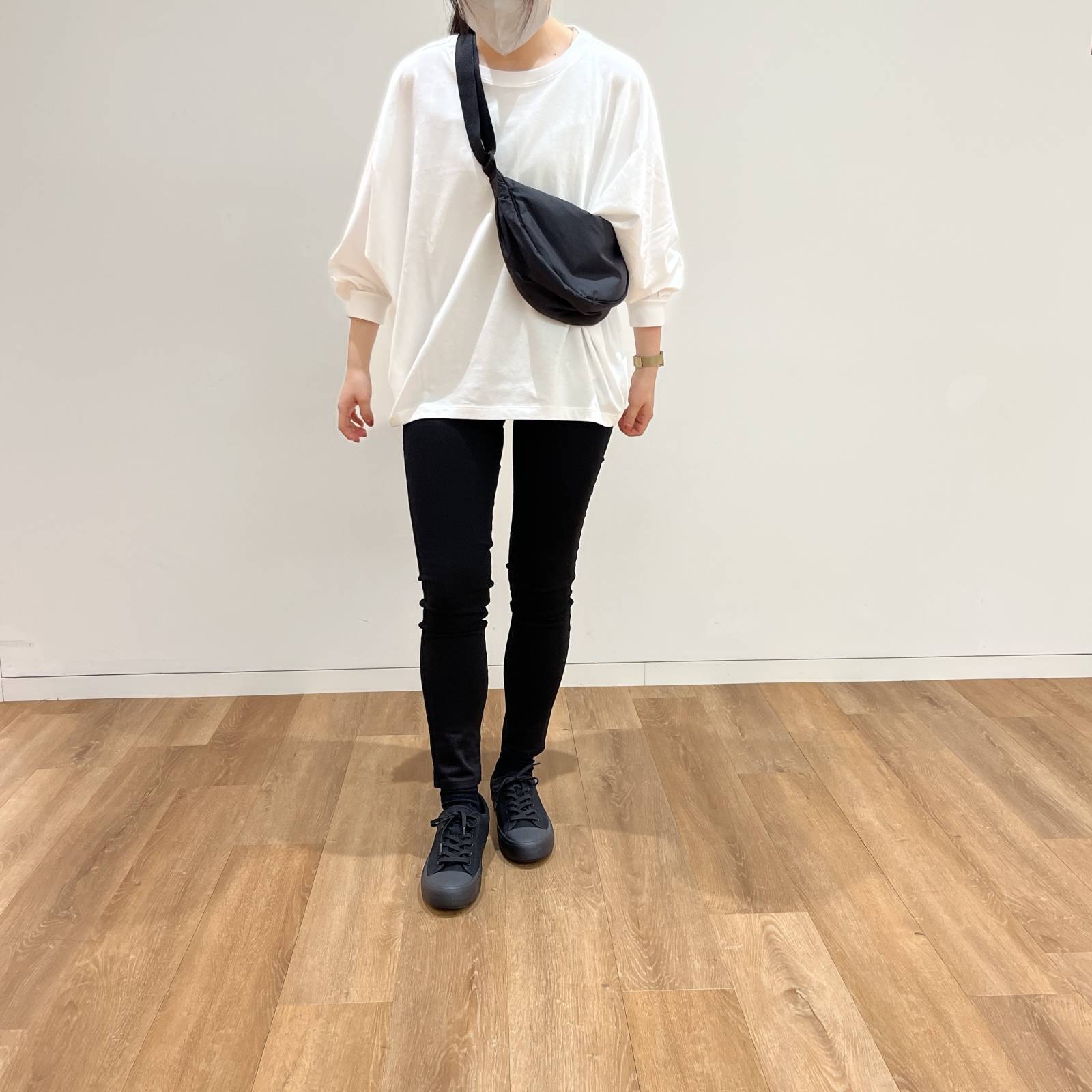モノトーンコーデの女性