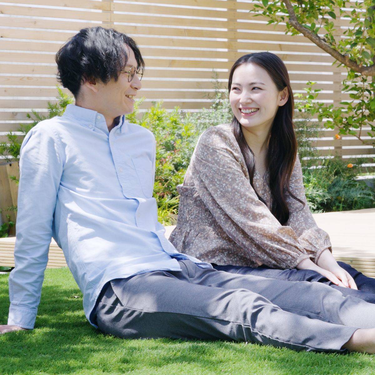 庭で話している夫婦