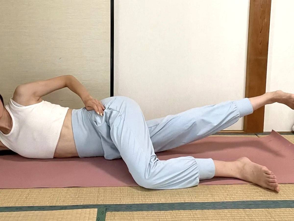 大人女子の「太もものたるみ」に効く。寝ながらできる超簡単ストレッチ