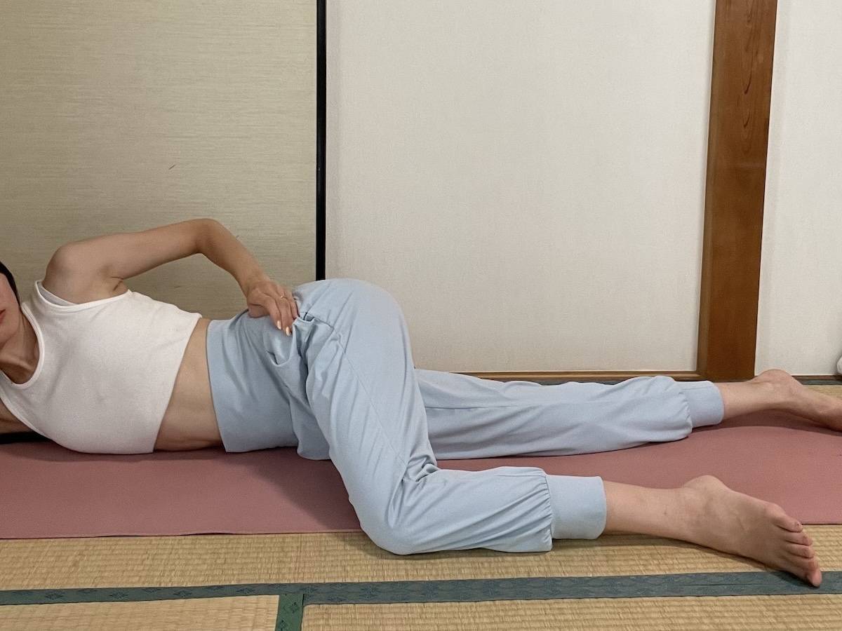 大人女子の「太もものたるみ」に効く。寝ながらできる超簡単ストレッチ