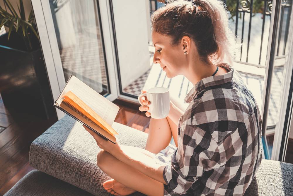 本を読む女性