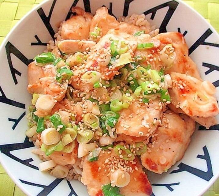 ご飯がすすむ！鶏むね肉のねぎ塩焼き