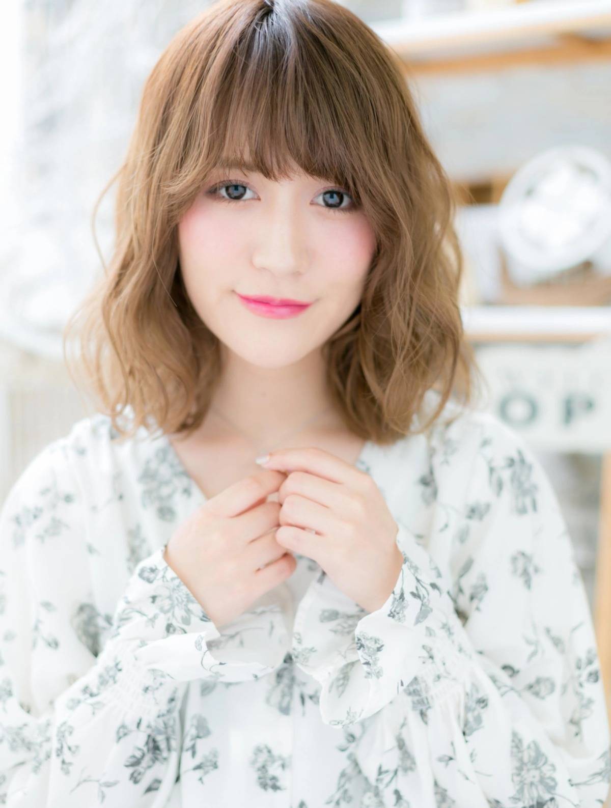 シルキーベージュのゆるふわボブ