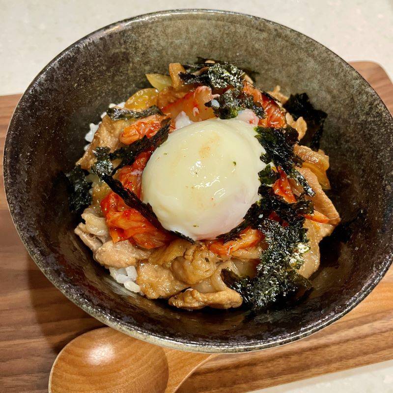 JA全農公式の「豚バラキムチ丼」のレシピ