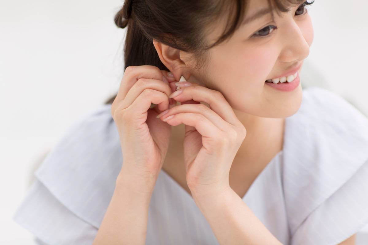 ピアスをつける女性