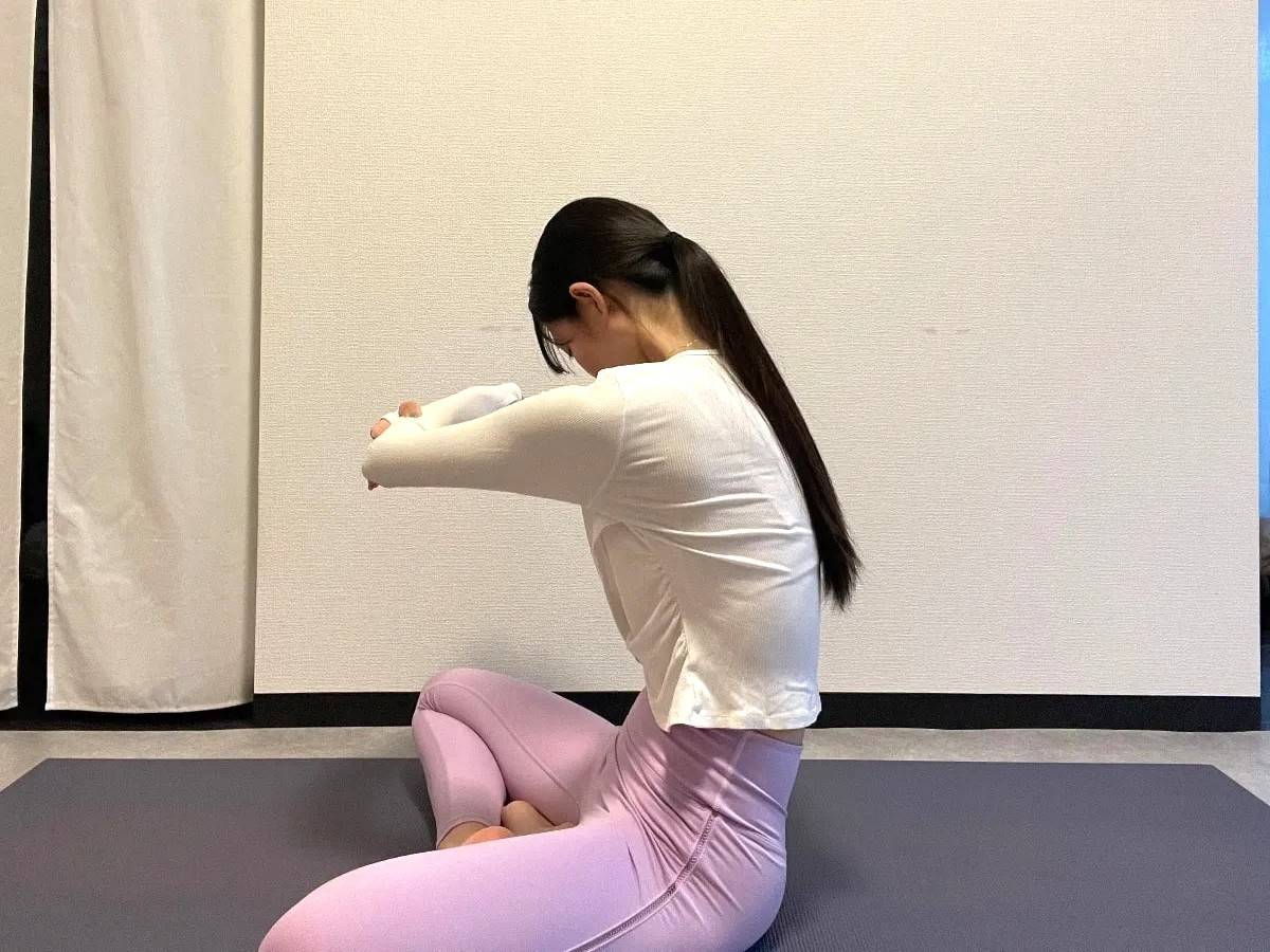バキバキの「背中」が一気にほぐれるよ。朝にやりたい超簡単ストレッチ | 4MEEE