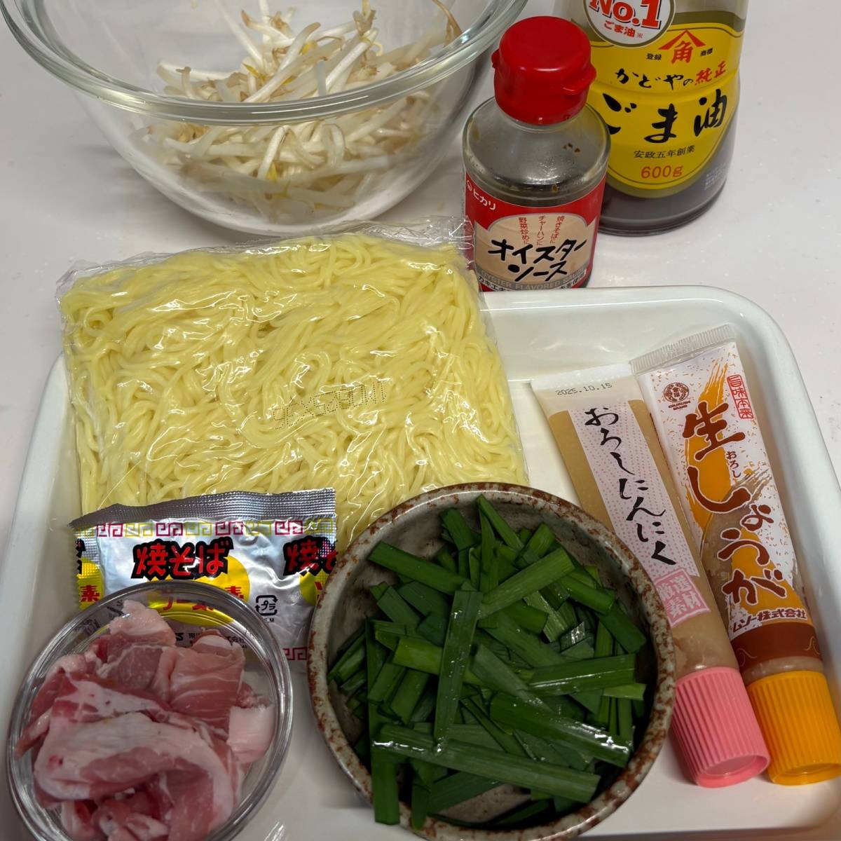 マルちゃん公式の「中華風アレンジ もやしとニラの上海風焼そば」のレシピ