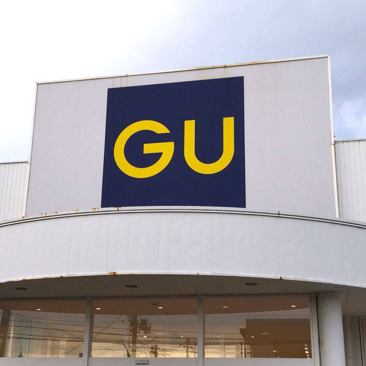 GU(ジーユー)の看板