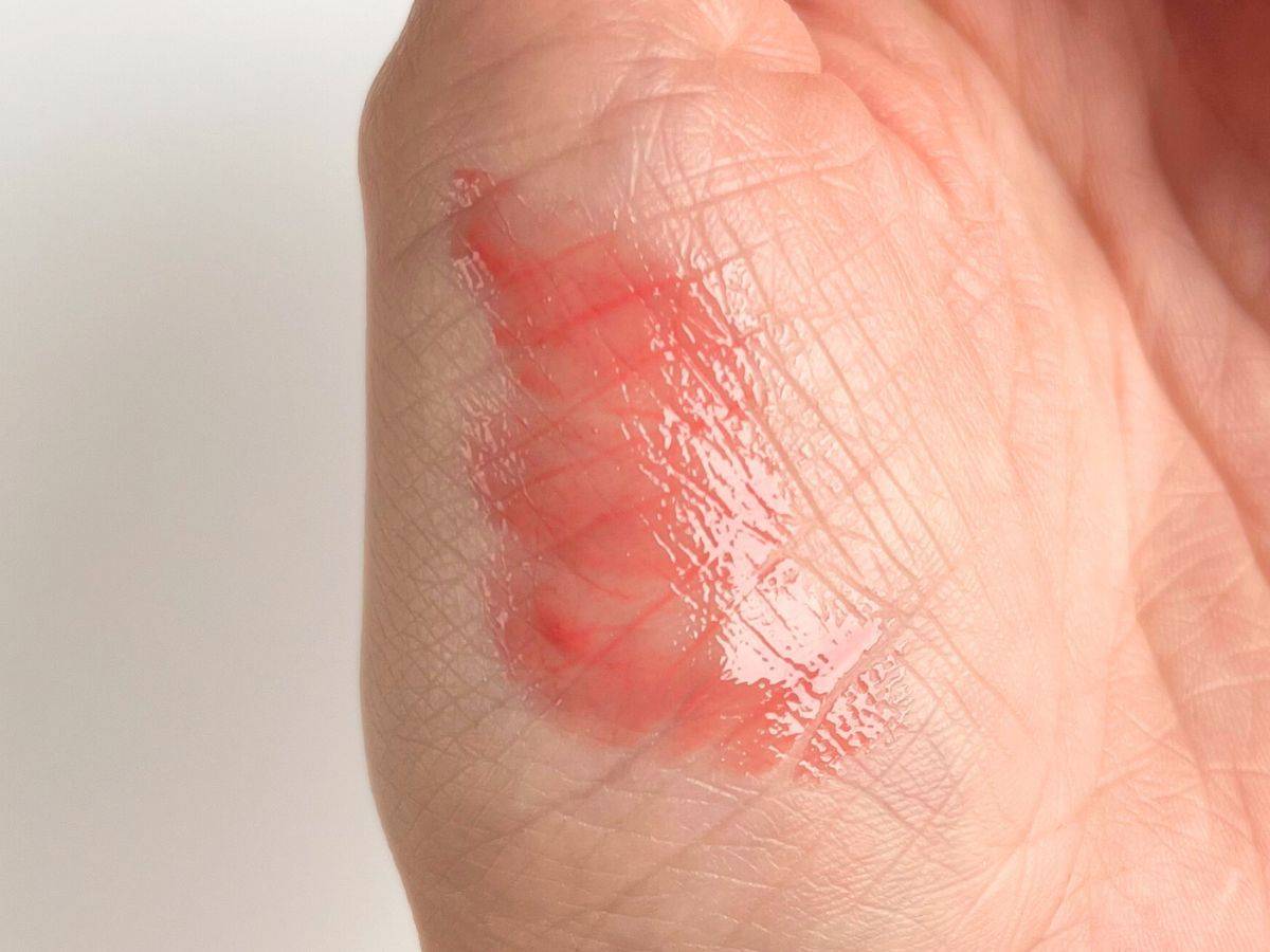 「リップモンスター ツヤバース」を塗った手