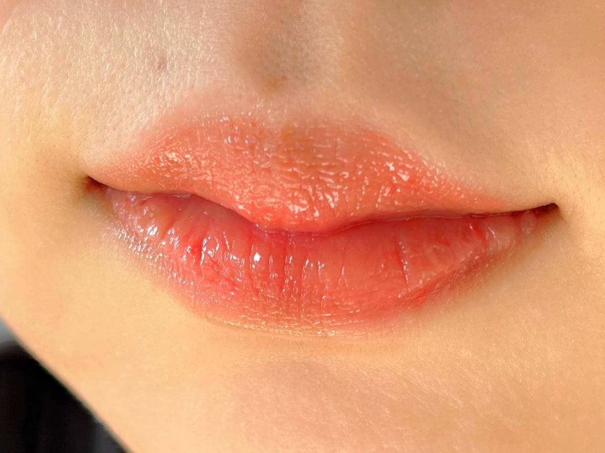 「リップモンスター ツヤバース」を塗った唇