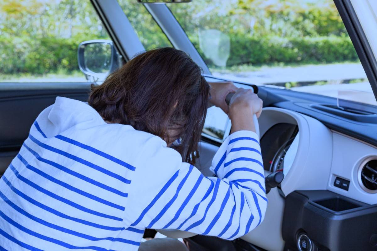 車を運転する女性