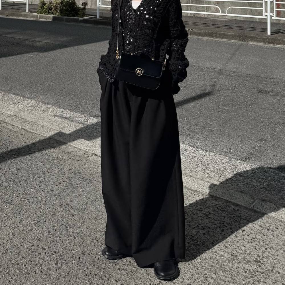 オールブラックコーデの女性