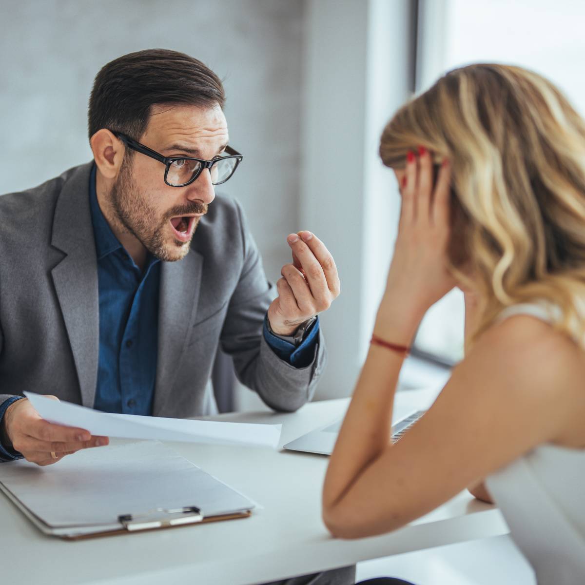 女性社員に怒る男性