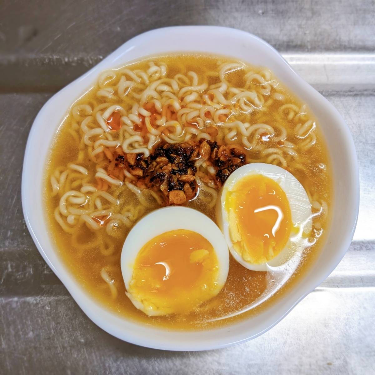 サッポロ一番公式の「やみつき！食べるラー油みそラーメン」のレシピ