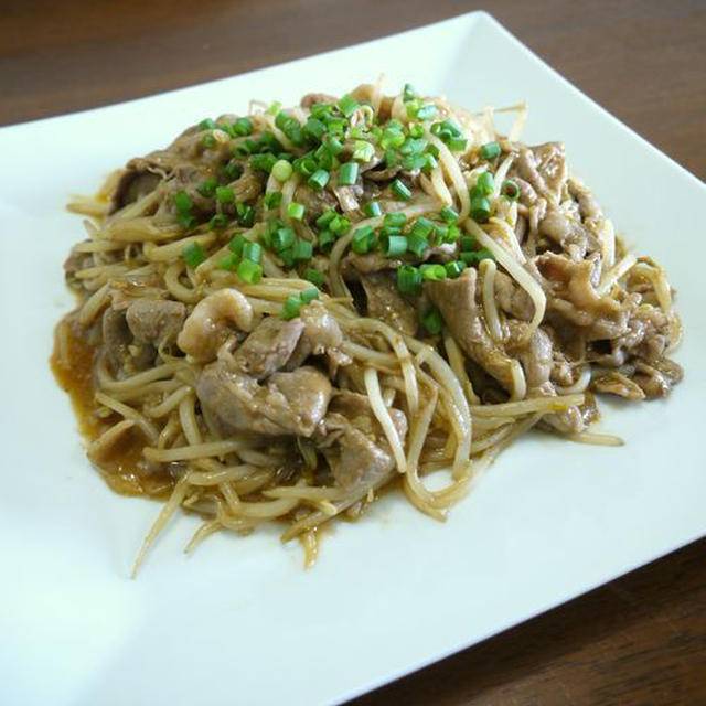 【簡単レシピ】豚肉ともやしのピリ辛味噌炒め♪