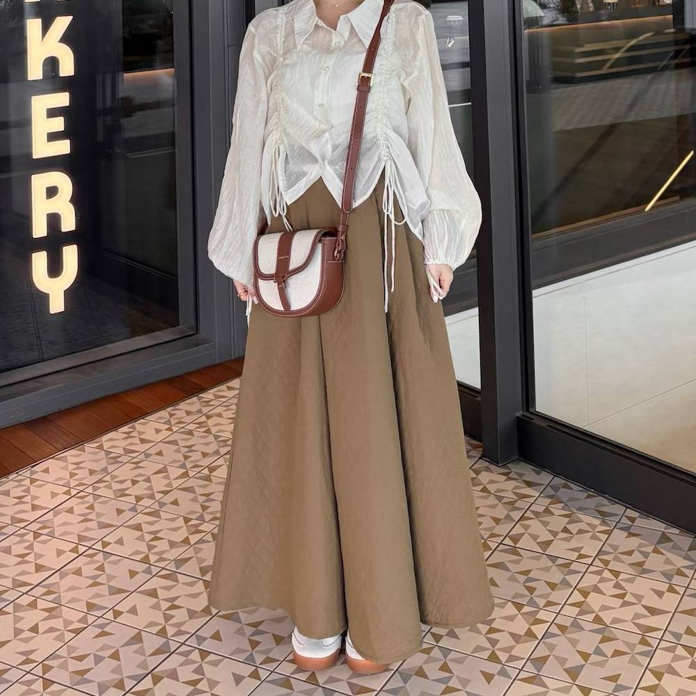 ベージュのワントーンコーデの女性
