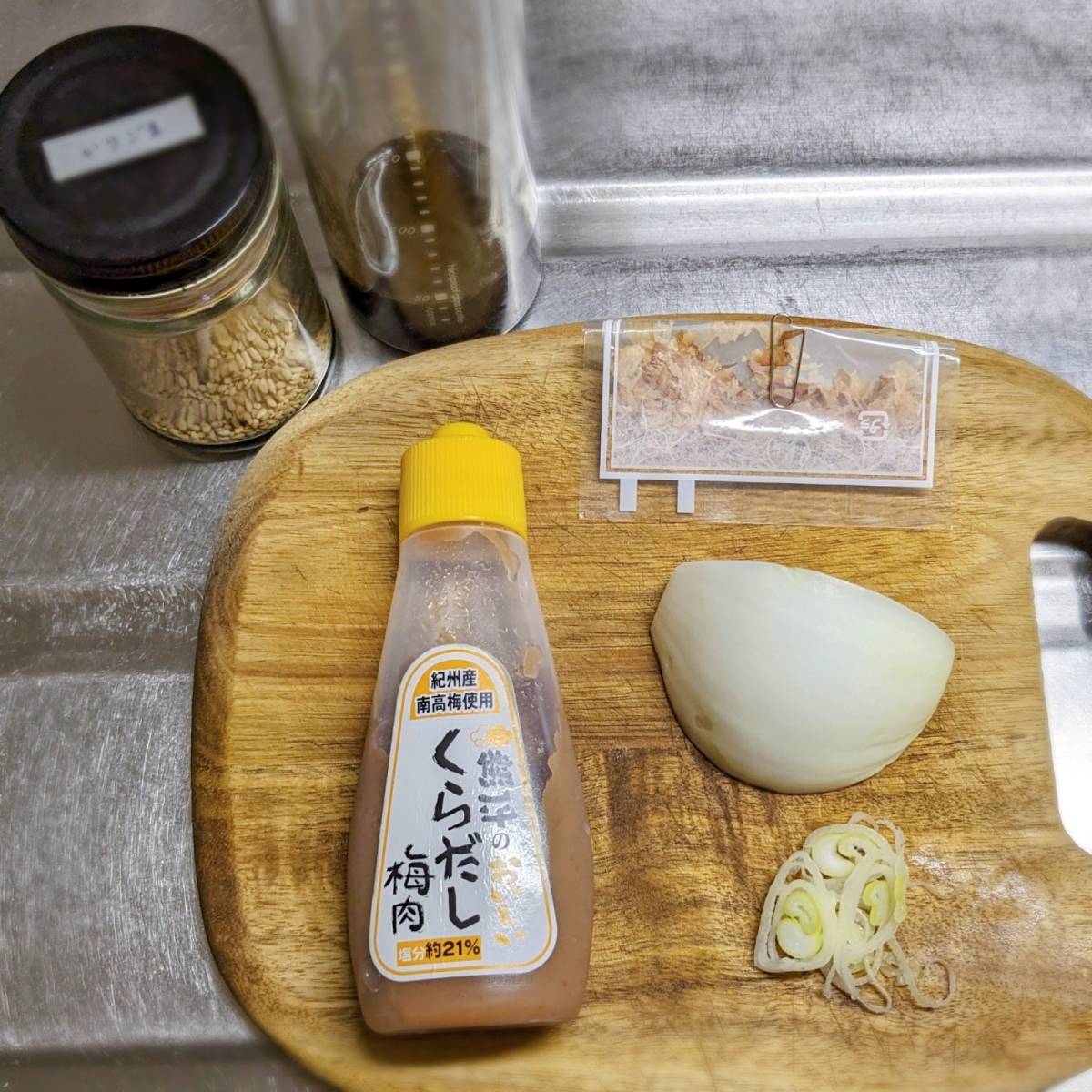 JAグループ公式の「新玉ねぎの和風　梅おかかサラダ」のレシピ