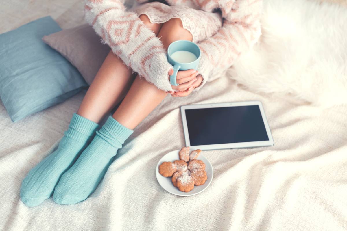 牛乳を飲む女性とタブレット