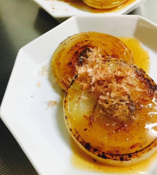 簡単ヘルシー！厚焼き玉ねぎのあったかおつまみサラダ