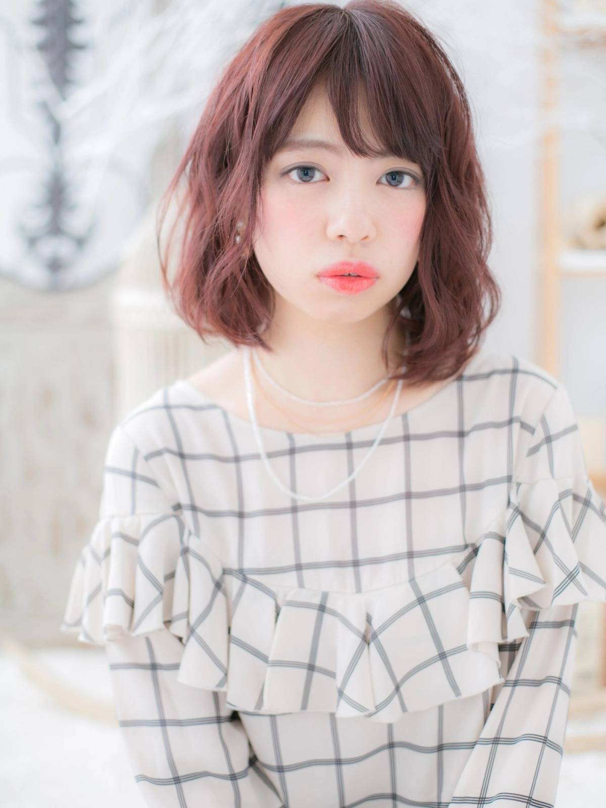 暖色カラーのゆるふわボブ