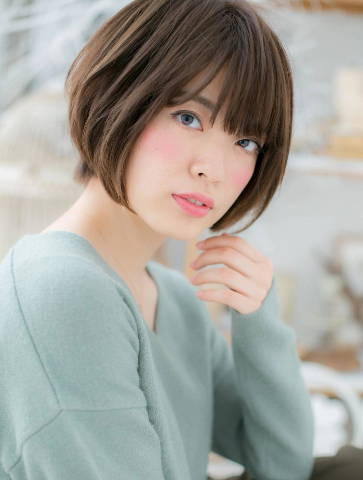 くすみカラーの前下がりボブ