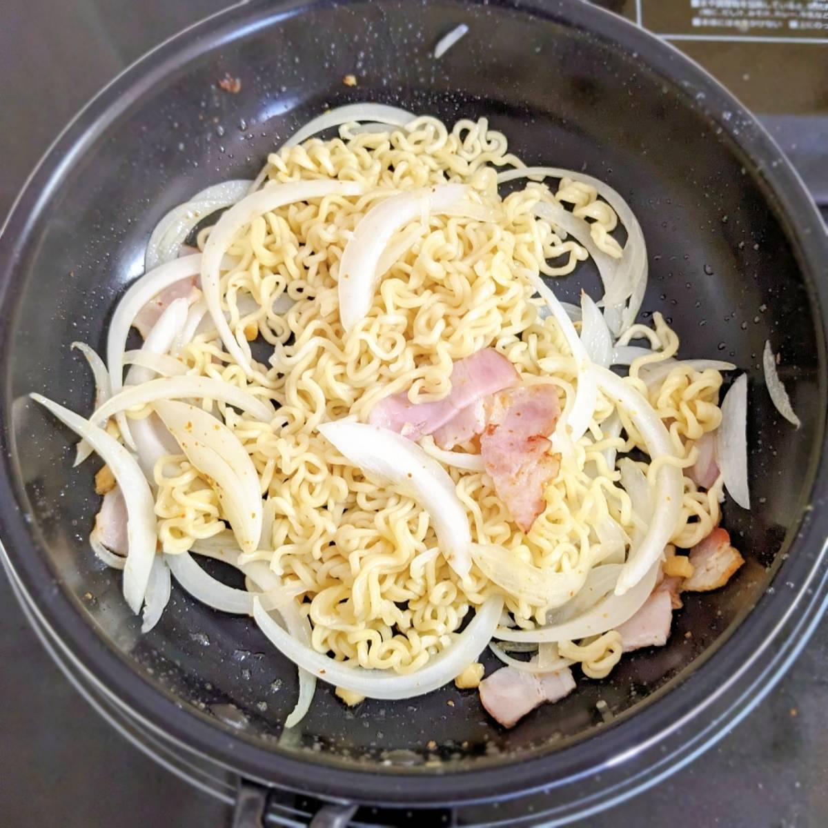 サッポロ一番公式の「玉ねぎ＆ベーコンで焼き塩ペペロン」のレシピ