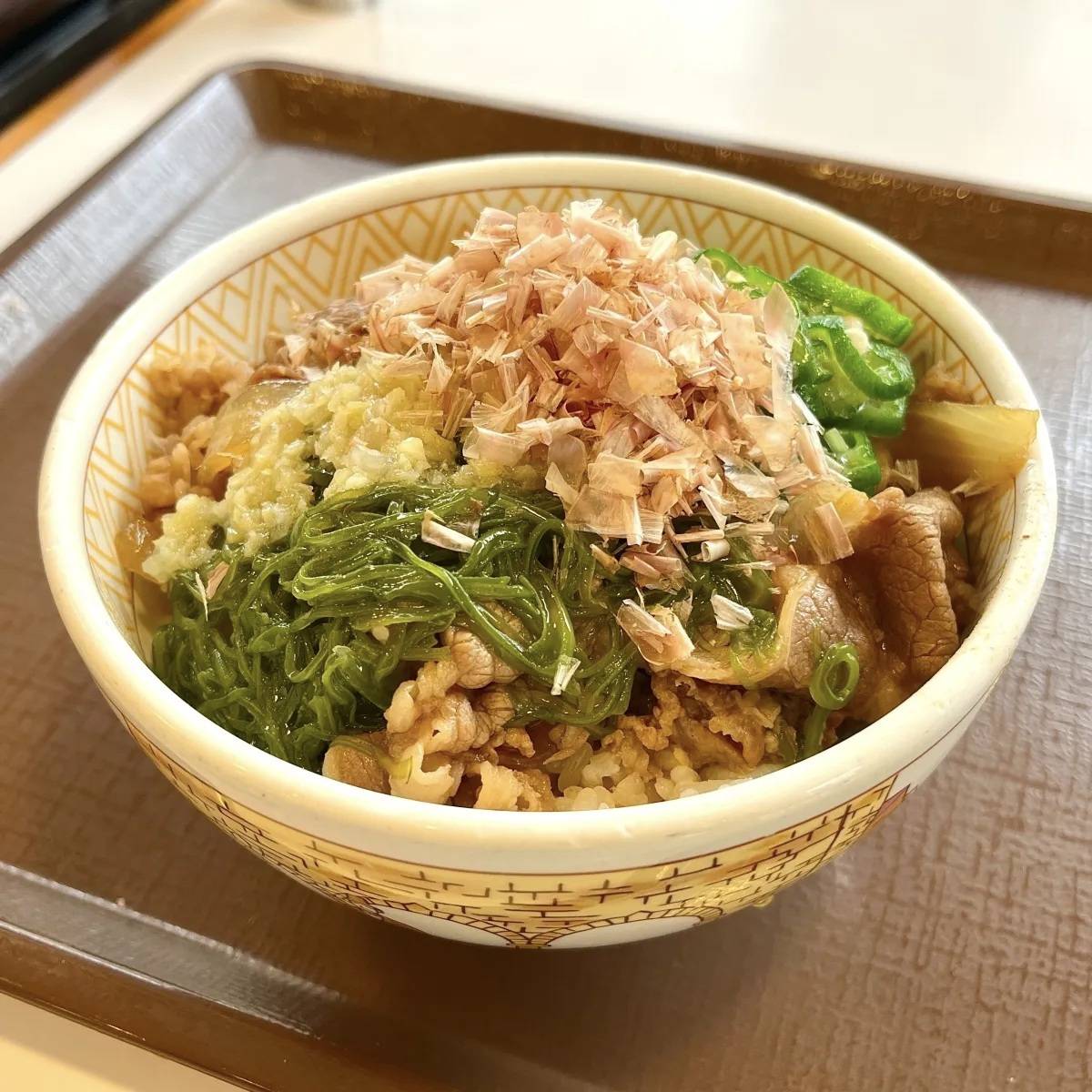 すき家の「生姜めかぶオクラ牛丼」