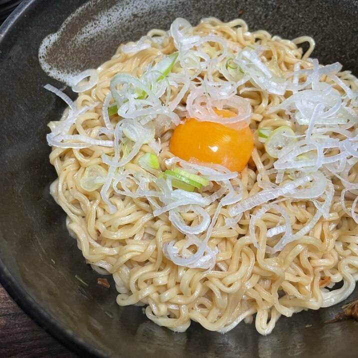 札幌一番醤油味で作る‼ ガーリックバター油そば♬ 