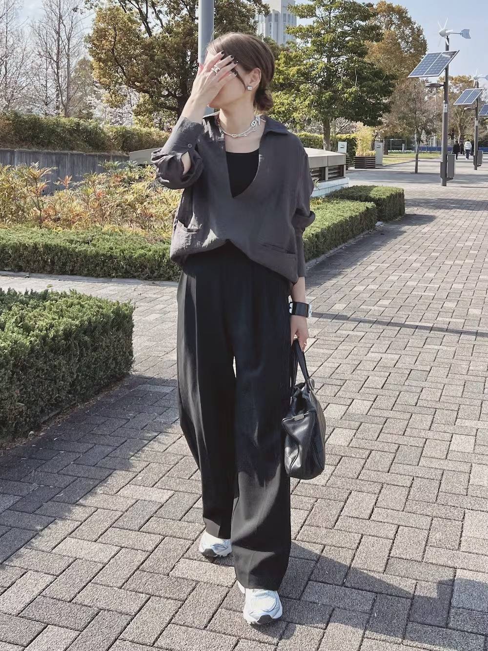 素材感の差を意識したオールブラックコーデ