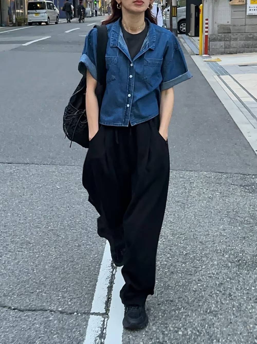 デニムシャツを合わせる！