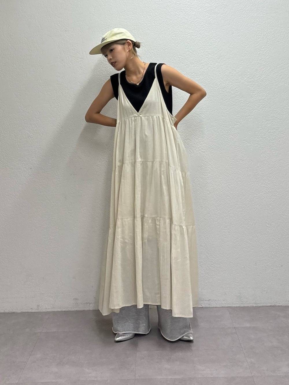 タンクトップ×スウェットパンツの重ね着が◎