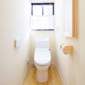 実は風水的に危険です……。トイレに置くと対人運が急降下するもの5選