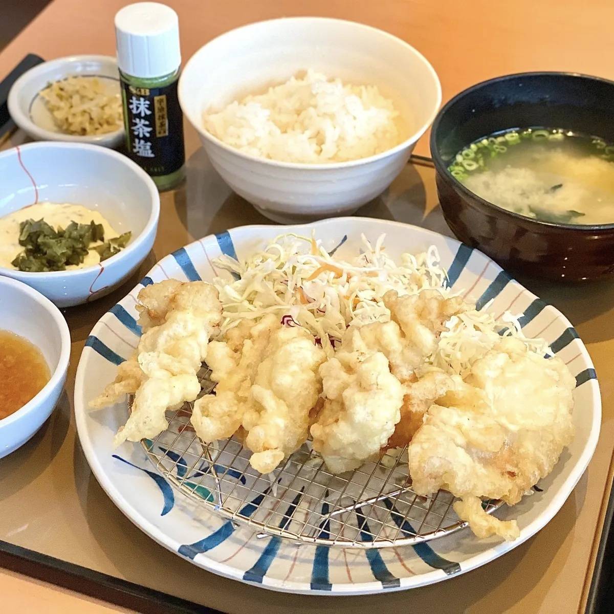 やよい軒の「～徳島県産阿波彩どり使用～ 鶏の天ぷら定食(とり天4個)」